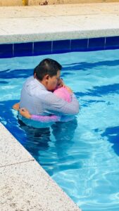 Pastor willian Abraza a su Hijo quien también fue bautizado